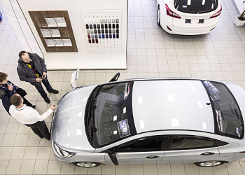 Автоэксперт рассказал, когда в России могут подешеветь машины