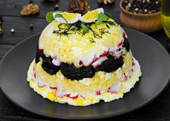 30 минут на кухне: салат «Черный жемчуг» с крабовыми палочками