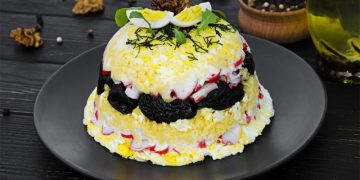 30 минут на кухне: салат «Черный жемчуг» с крабовыми палочками