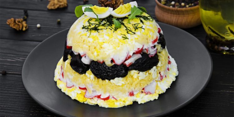 30 минут на кухне: салат «Черный жемчуг» с крабовыми палочками