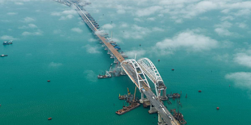 Движение по Крымскому мосту приостановили