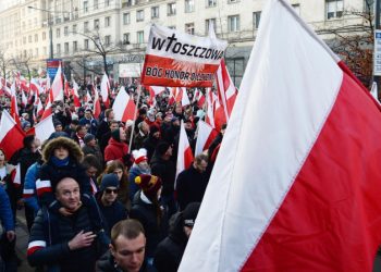 Антифашисты проводят в Варшаве манифестацию в ответ на марш националистов