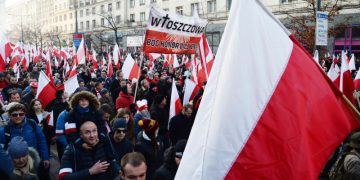 Антифашисты проводят в Варшаве манифестацию в ответ на марш националистов