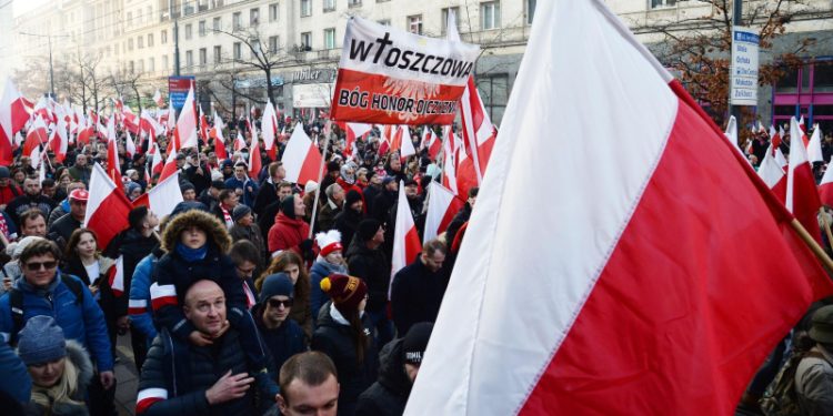 Антифашисты проводят в Варшаве манифестацию в ответ на марш националистов