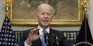 Байден оговорился, что General Motors перейдет на электрокары «к 3035 году»