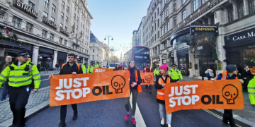 Британские экоактивисты начали протест против добычи нефти и газа