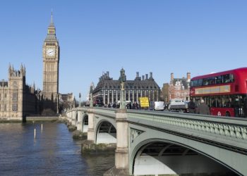 Британские госслужащие устроят месячную забастовку в декабре, пишут СМИ