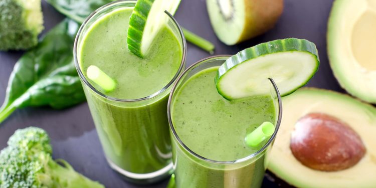 Будем пить: зеленый смузи с ягодами