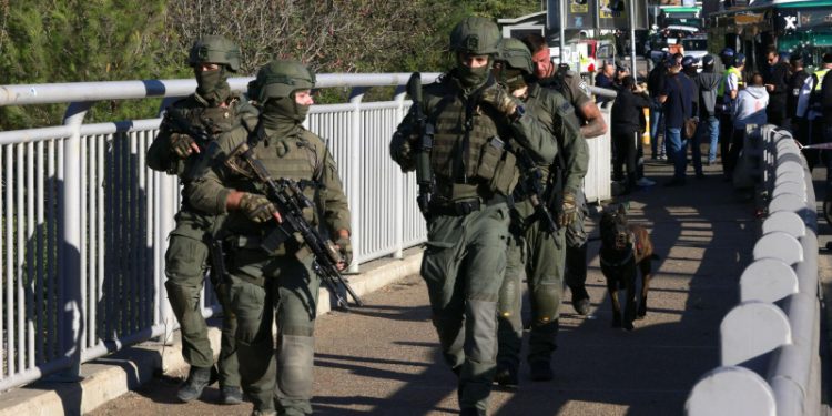 Число пострадавших в двух терактах в Иерусалиме выросло до 18