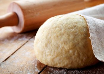 Что добавить в тесто, чтобы выпечка долго не черствела: совет от кулинаров