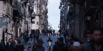 Экоактивисты испачкали витрину и стену Египетского музея в Барселоне