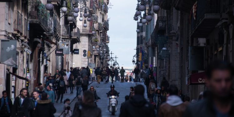 Экоактивисты испачкали витрину и стену Египетского музея в Барселоне