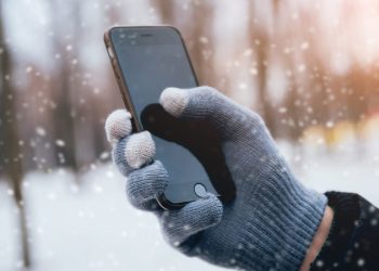 Эксперт рассказал, чего нельзя делать со смартфоном по возвращению с мороза в тепло