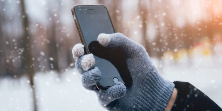 Эксперт рассказал, чего нельзя делать со смартфоном по возвращению с мороза в тепло