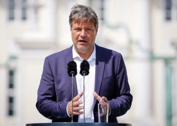 Глава Минэкономики Германии Хабек встретился с Макроном в Париже