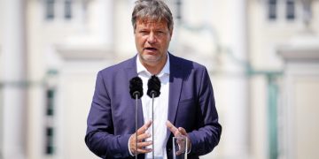 Глава Минэкономики Германии Хабек встретился с Макроном в Париже