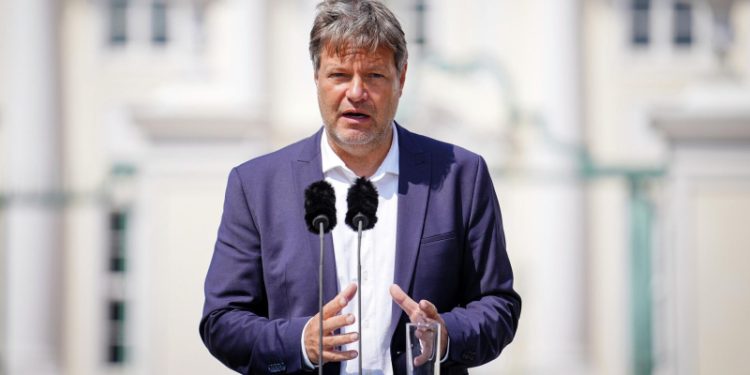 Глава Минэкономики Германии Хабек встретился с Макроном в Париже