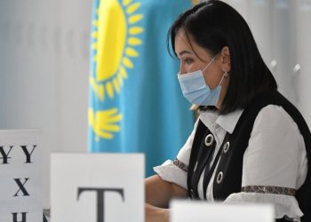 Граждане Казахстана голосуют на выборах президента, обстановка спокойная