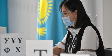 Граждане Казахстана голосуют на выборах президента, обстановка спокойная