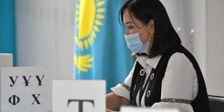 Граждане Казахстана голосуют на выборах президента, обстановка спокойная