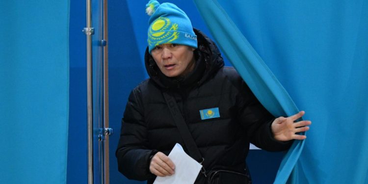 Явка на выборах в Казахстане к 11:00 мск составила 51,16 процента