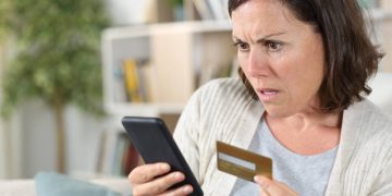 Юрист: у россиян могут дважды списывать деньги с карты