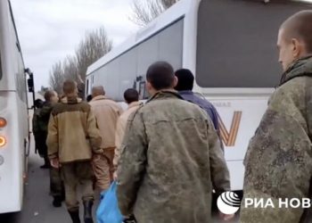 Минобороны опубликовало видео с вернувшимися из украинского плена военными