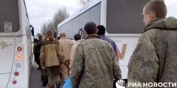 Минобороны опубликовало видео с вернувшимися из украинского плена военными
