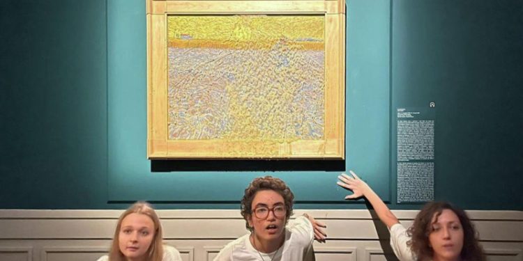 На экоактивистов, обливших картину Ван Гога супом, завели дело