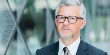 «Нацист с обложки»: в Сети возмутились поведением экс-посла Мельника