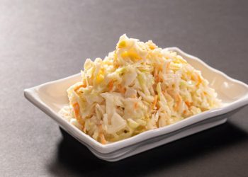 Недорого и вкусно: салат из капусты и колбасного сыра