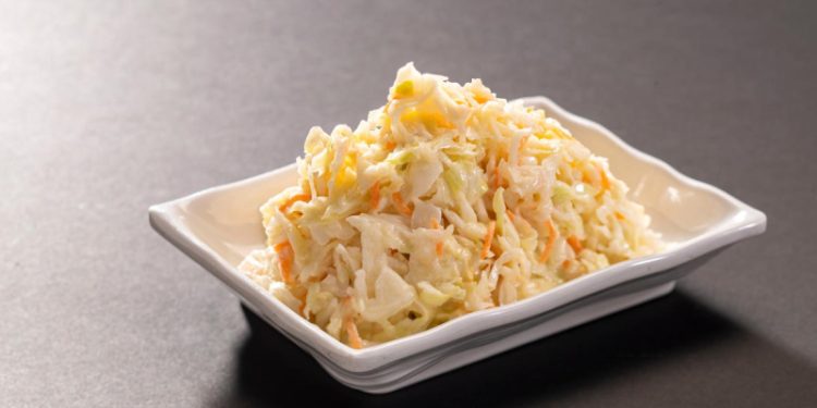 Недорого и вкусно: салат из капусты и колбасного сыра