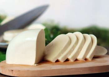 Нежный сыр из обычного молока: два часа на кухне и можно пробовать