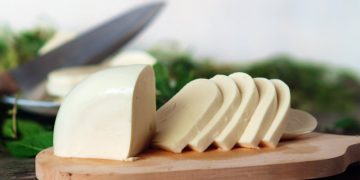 Нежный сыр из обычного молока: два часа на кухне и можно пробовать