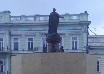 Памятник Екатерине II в Одессе оградили забором