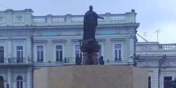 Памятник Екатерине II в Одессе оградили забором