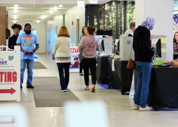 По прогнозам, демократа Чака Шумера переизбрали сенатором от Нью-Йорка