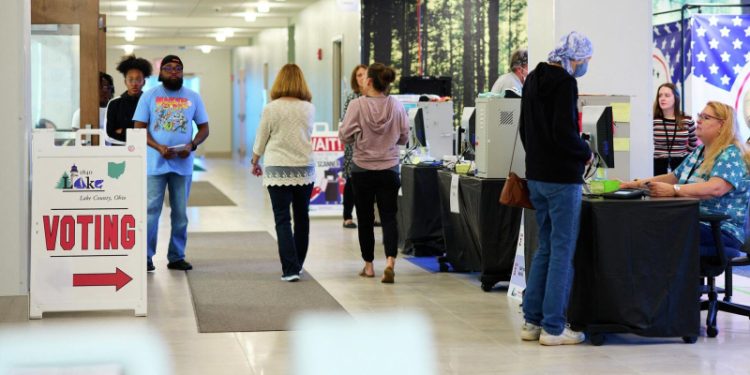 По прогнозам, демократа Чака Шумера переизбрали сенатором от Нью-Йорка