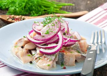 Праздничная кухня: сельдь в винном соусе