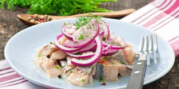 Праздничная кухня: сельдь в винном соусе