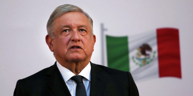 Президент Мексики принял участие в марше в Мехико