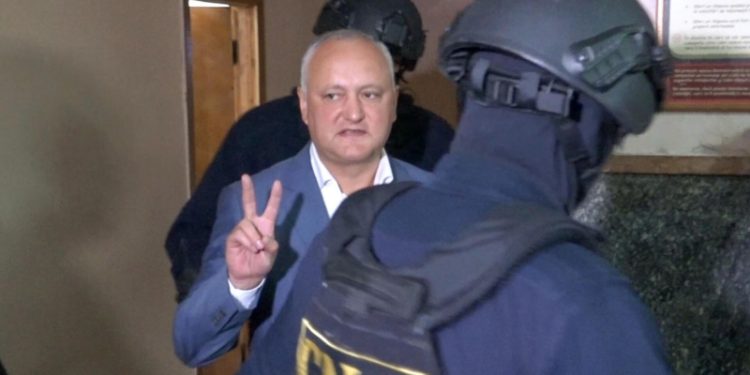 Прокуроры хотят вернуть Додона под домашний арест