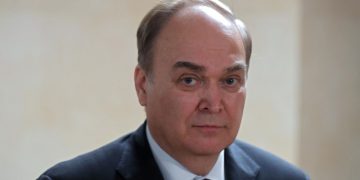 Россия видит угрозу распространения ценового потолка на газ, заявил Антонов