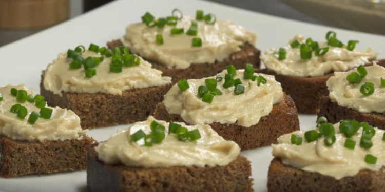 Селедочное масло по советскому рецепту: забытая закуска к блинам и бутербродам