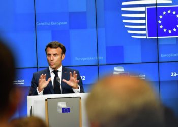 СМИ: Макрон может выступить против кандидатуры Уоллеса на пост генсека НАТО