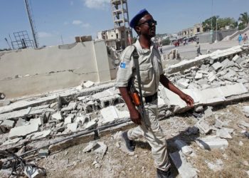 СМИ: при взрыве на военной базе в столице Сомали погибли 15 человек