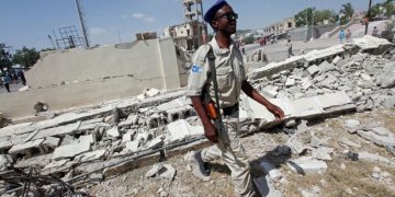 СМИ: при взрыве на военной базе в столице Сомали погибли 15 человек