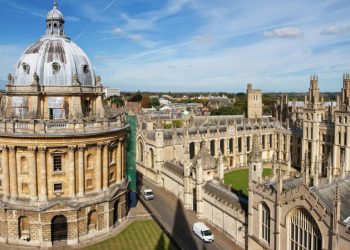 СМИ: в Британии стали отказываться от высшего образования из-за кризиса