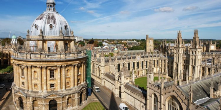 СМИ: в Британии стали отказываться от высшего образования из-за кризиса