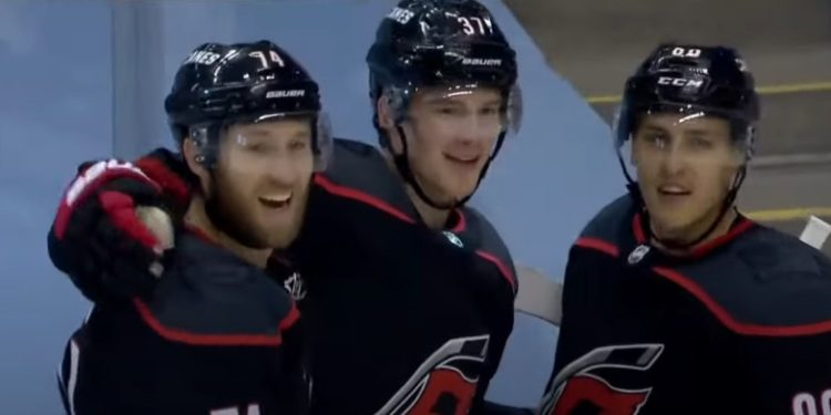 Три гола Свечникова помогли «Каролине» крупно обыграть «Эдмонт»